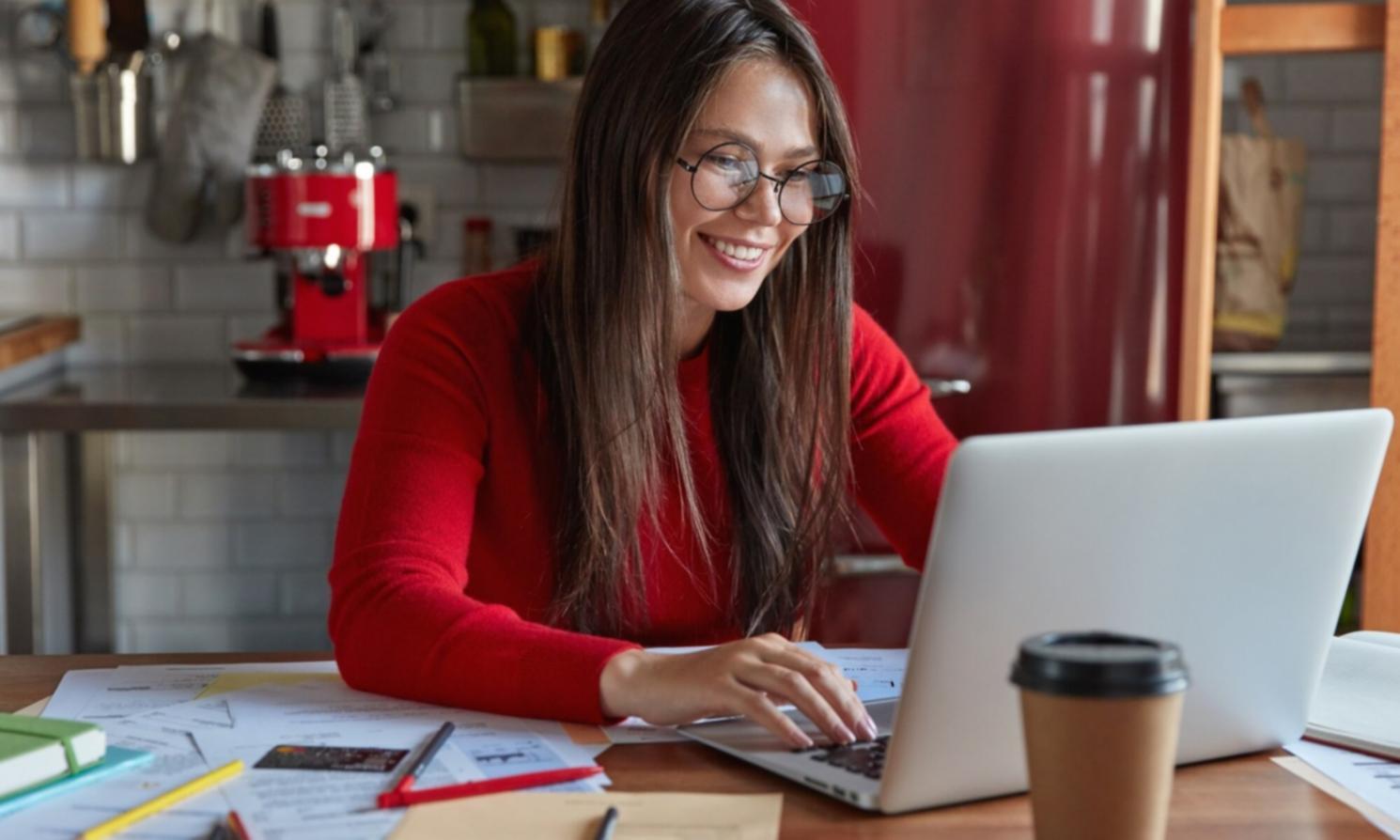 Profesional analizando datos financieros y gráficos de inversión